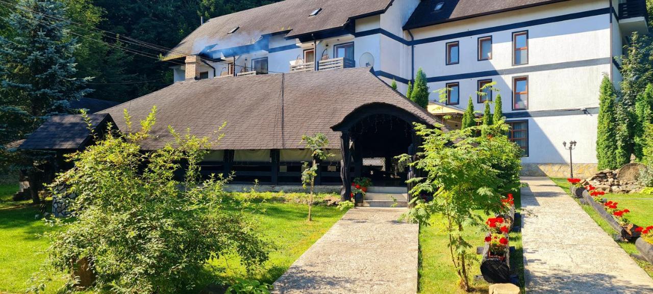 Casa Octavian Hotel Sucevita Esterno foto