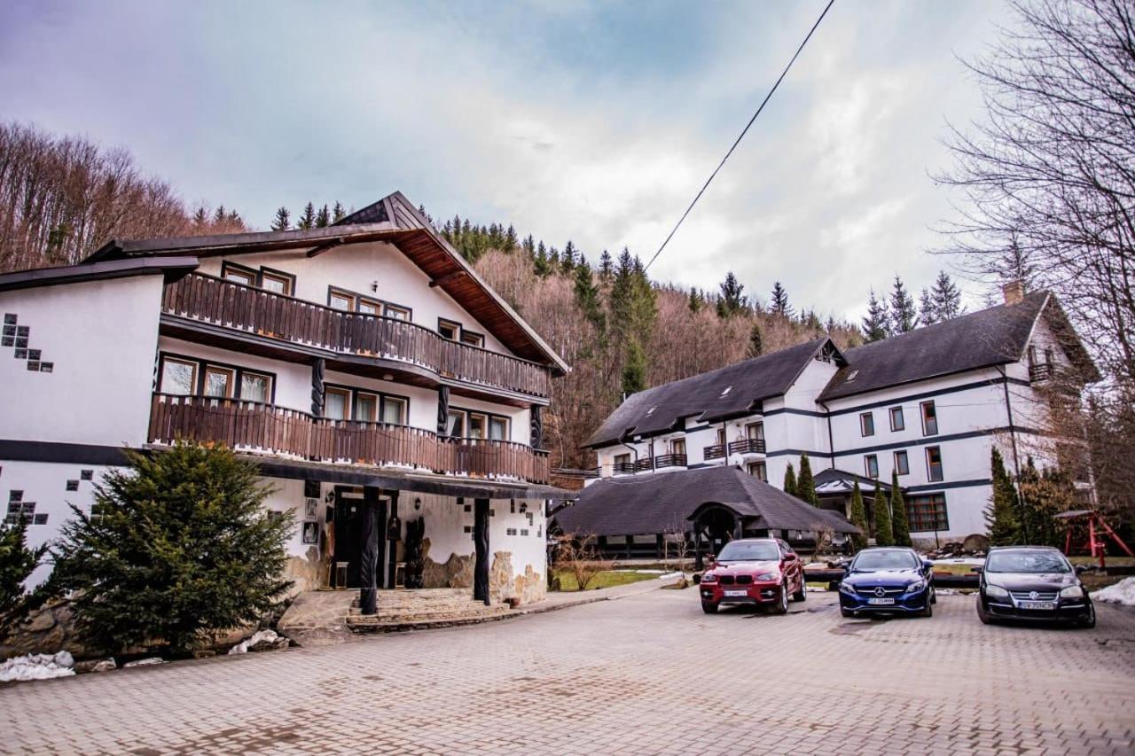 Casa Octavian Hotel Sucevita Esterno foto