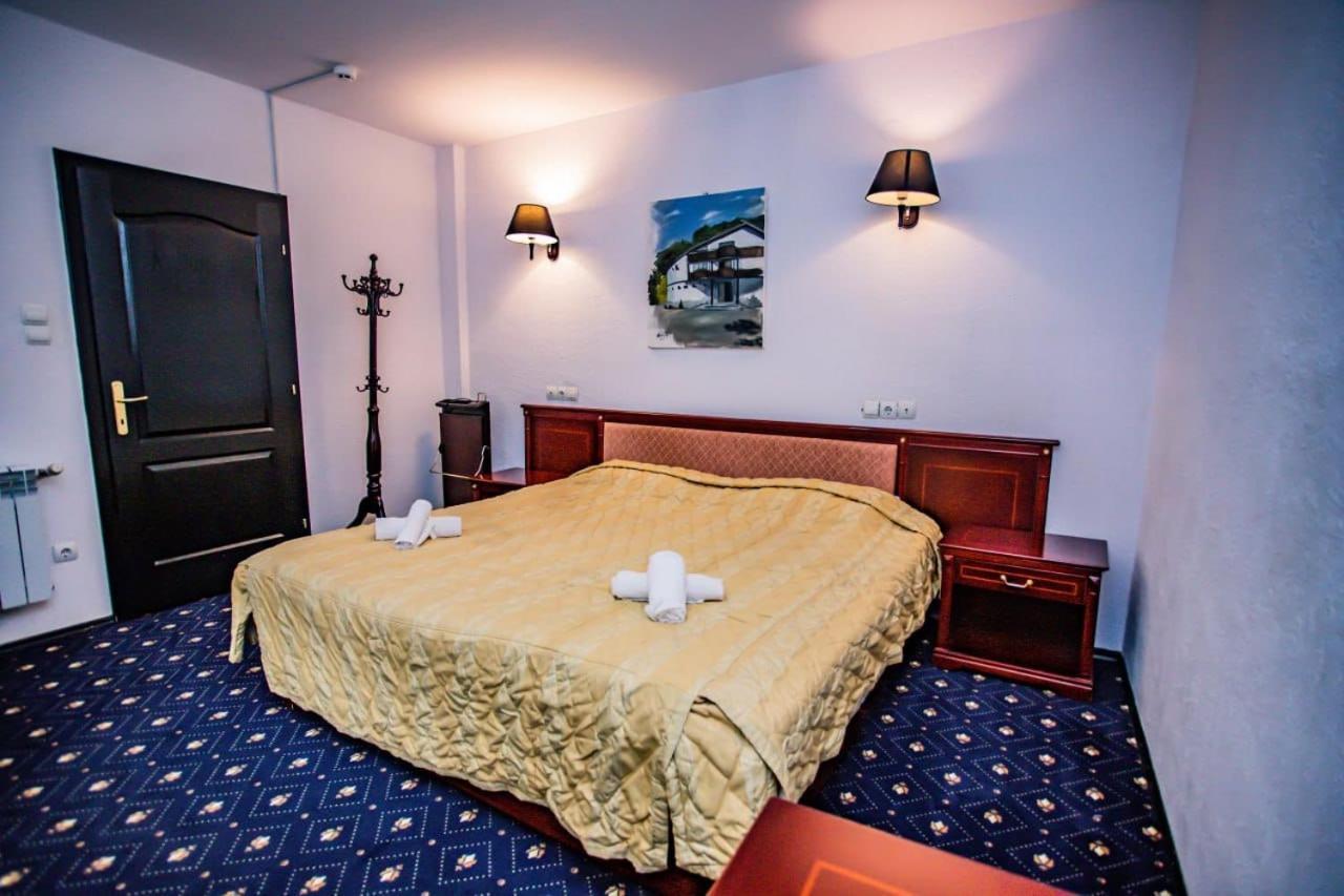 Casa Octavian Hotel Sucevita Esterno foto