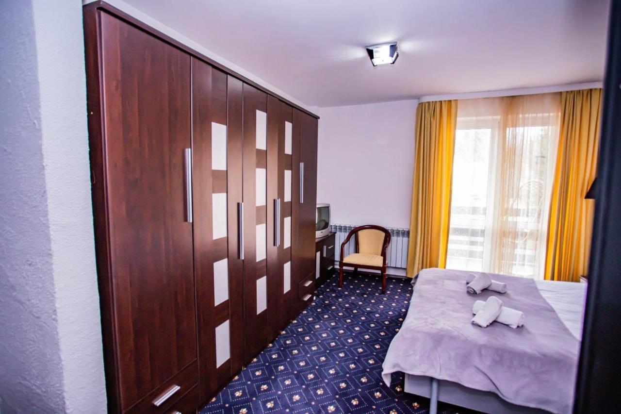 Casa Octavian Hotel Sucevita Esterno foto