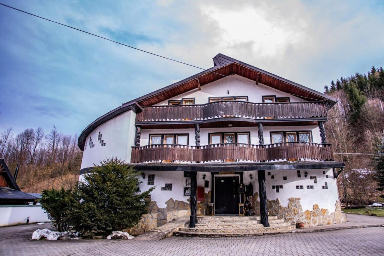 Casa Octavian Hotel Sucevita Esterno foto