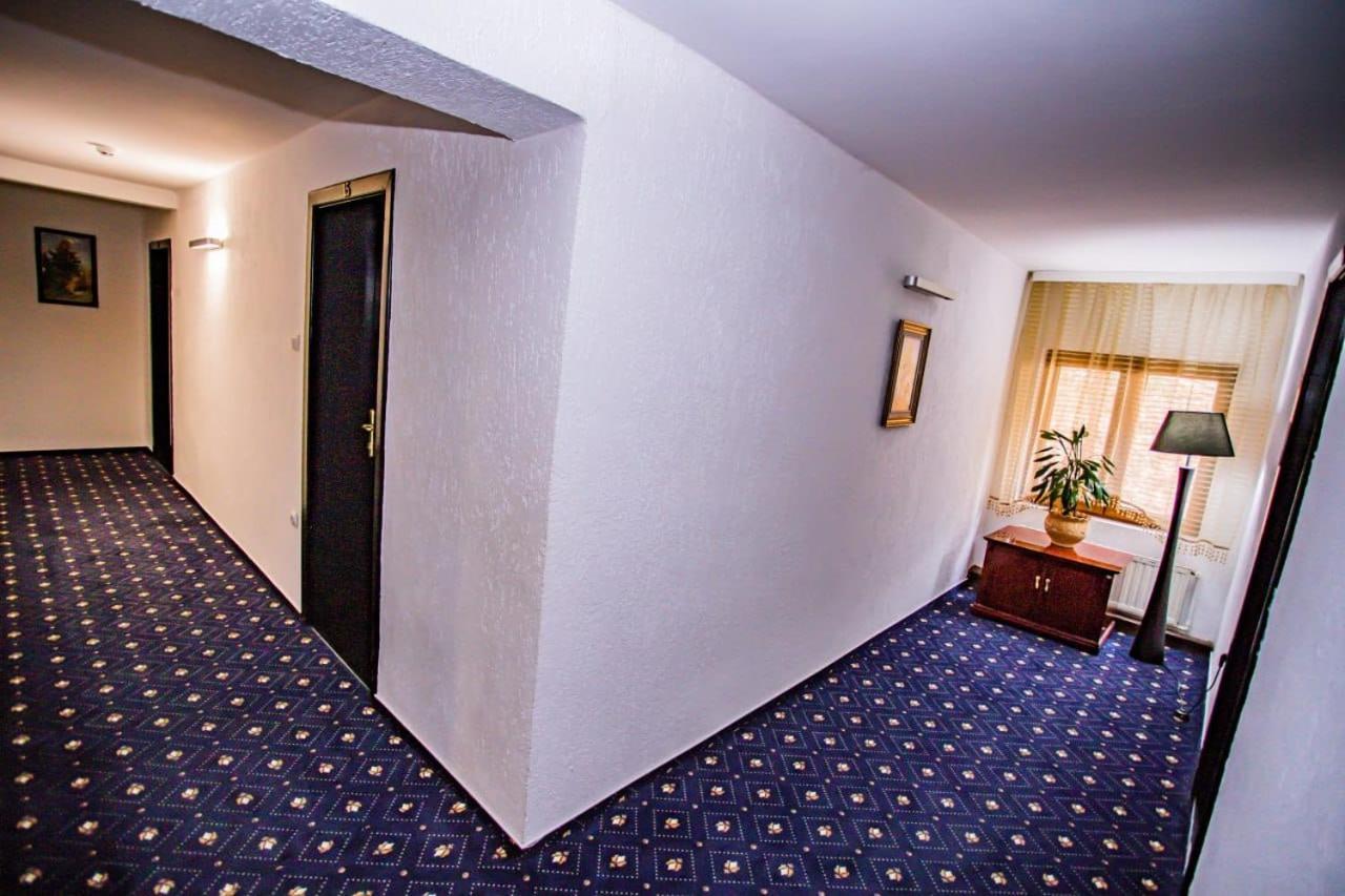 Casa Octavian Hotel Sucevita Esterno foto
