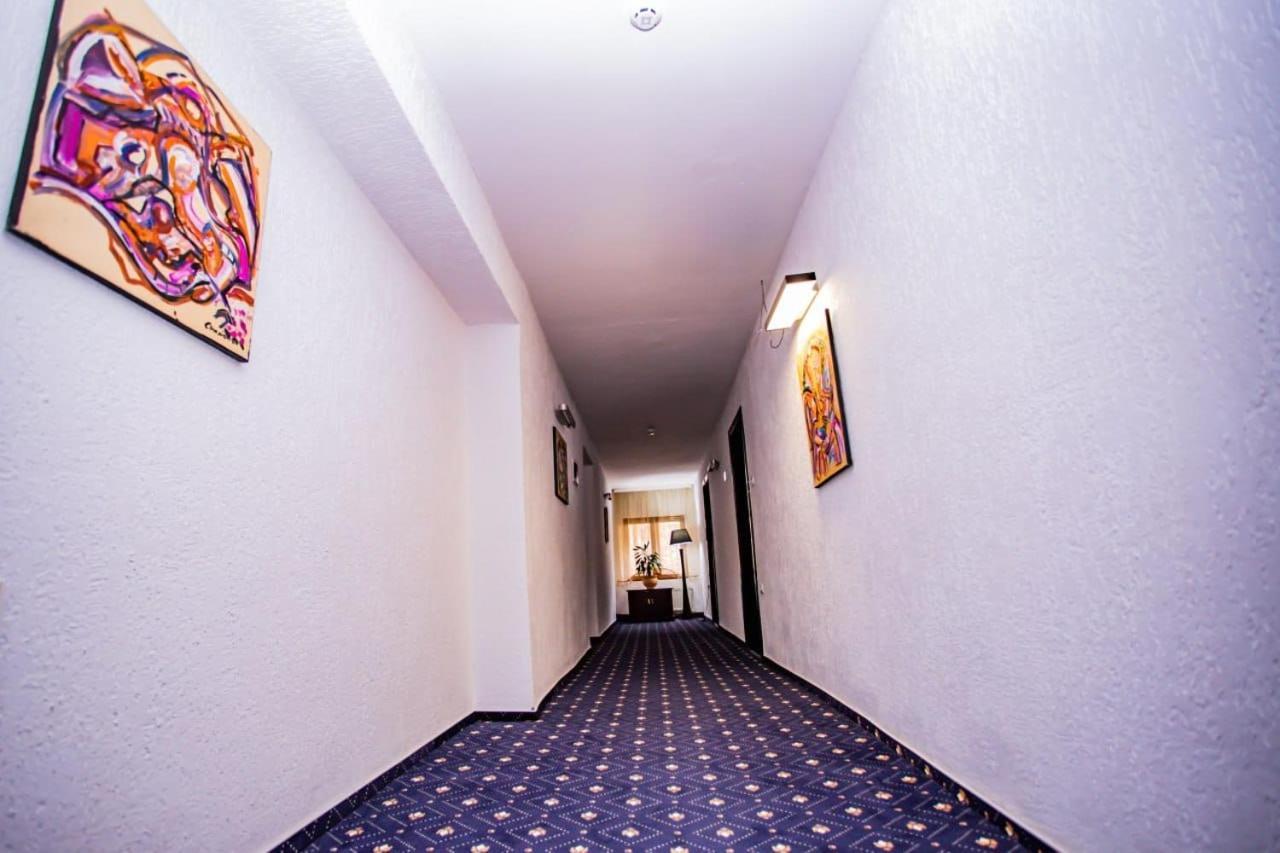 Casa Octavian Hotel Sucevita Esterno foto