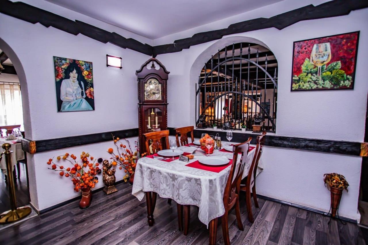 Casa Octavian Hotel Sucevita Esterno foto